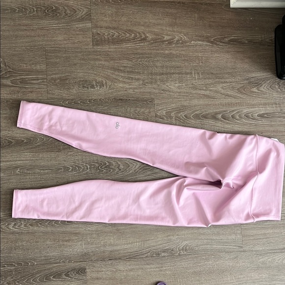 ALO Yoga Women's Pink Sports Bra and leggings - Picture 2 of 10